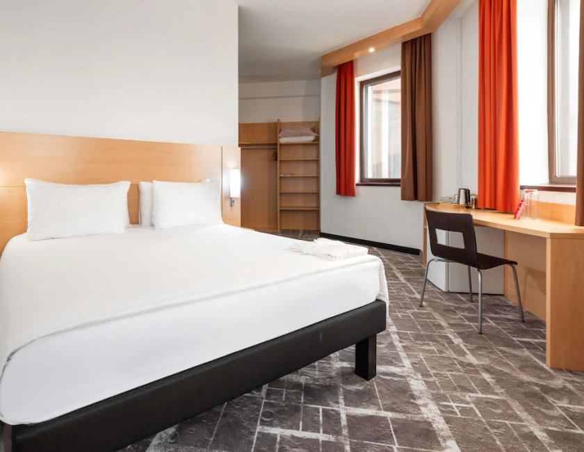 Habitación Ibis Premium con una cama doble grande y vistas a la ciudad del hotel Ibis Astana. Foto 8