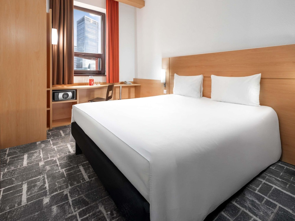 Habitación Standard con una cama doble y vistas a la ciudad del hotel Ibis Astana. Foto 14