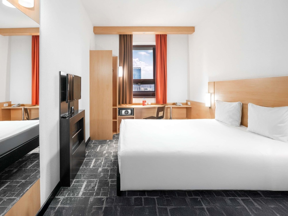 Habitación Standard con una cama doble y vistas a la ciudad del hotel Ibis Astana. Foto 16