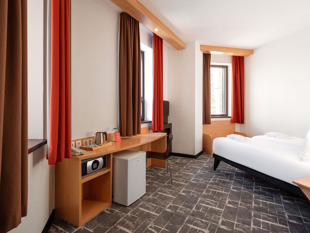 Habitación Premium de ibis con 2 camas individuales y vistas a la ciudad del hotel Ibis Astana. Foto 21