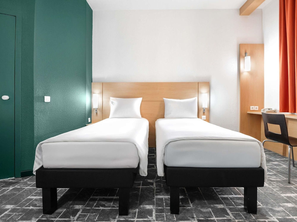 Habitación Standard con dos camas individuales y vistas a la ciudad del hotel Ibis Astana. Foto 14