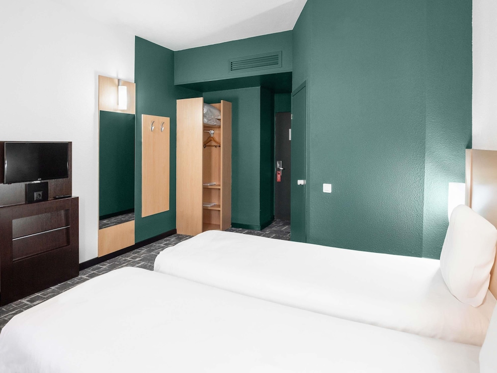 Habitación Standard con dos camas individuales y vistas a la ciudad del hotel Ibis Astana. Foto 15