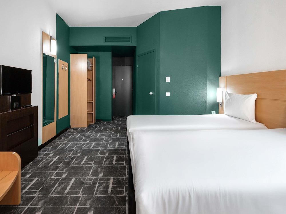 Habitación Standard con dos camas individuales y vistas a la ciudad del hotel Ibis Astana. Foto 16