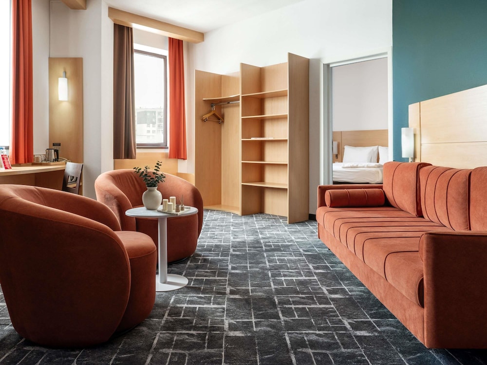 Habitación Luxury con una cama doble y sofá, vistas a la ciudad del hotel Ibis Astana. Foto 9