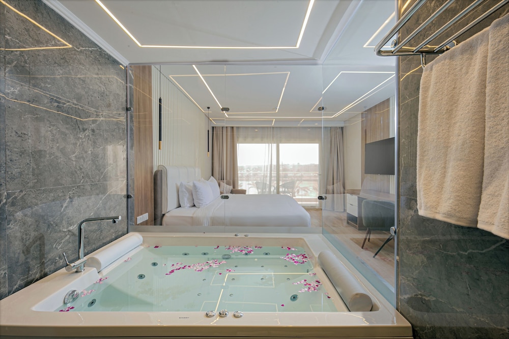 Suite Premium con Jacuzzi del hotel Bellagio Beach Resort. Foto 3