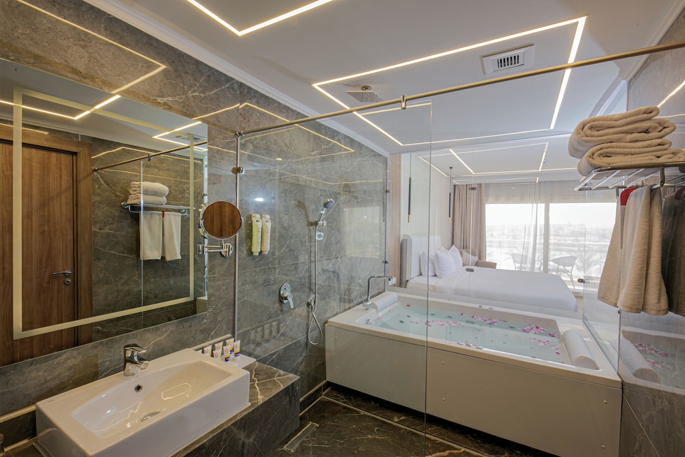 Suite Premium con Jacuzzi del hotel Bellagio Beach Resort. Foto 4