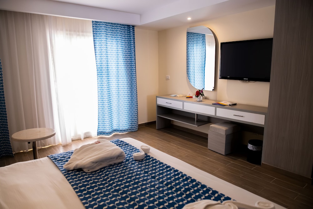 Habitación Deluxe con vistas al jardín del hotel Bellagio Beach Resort. Foto 7