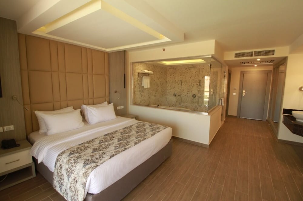 Habitación Deluxe con Jacuzzi del hotel Bellagio Beach Resort. Foto 4