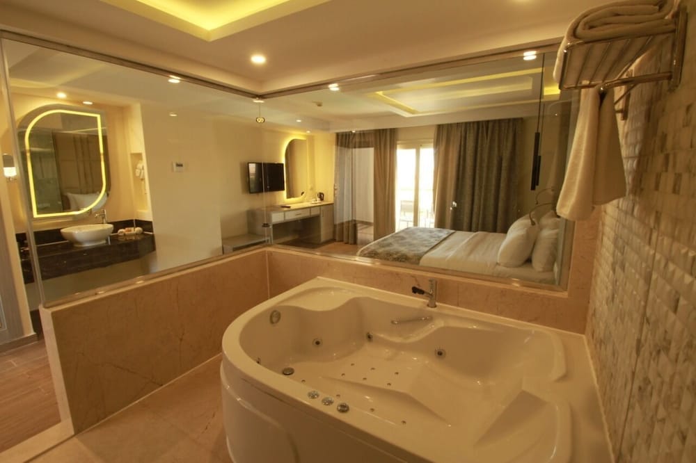 Habitación Deluxe con Jacuzzi del hotel Bellagio Beach Resort. Foto 5