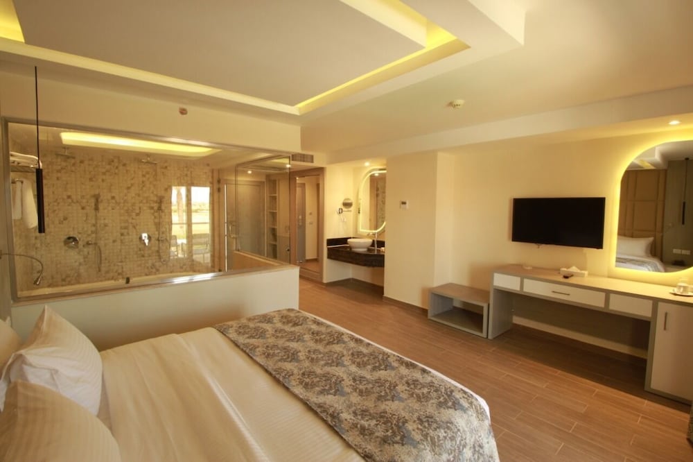 Habitación Deluxe con Jacuzzi del hotel Bellagio Beach Resort. Foto 6