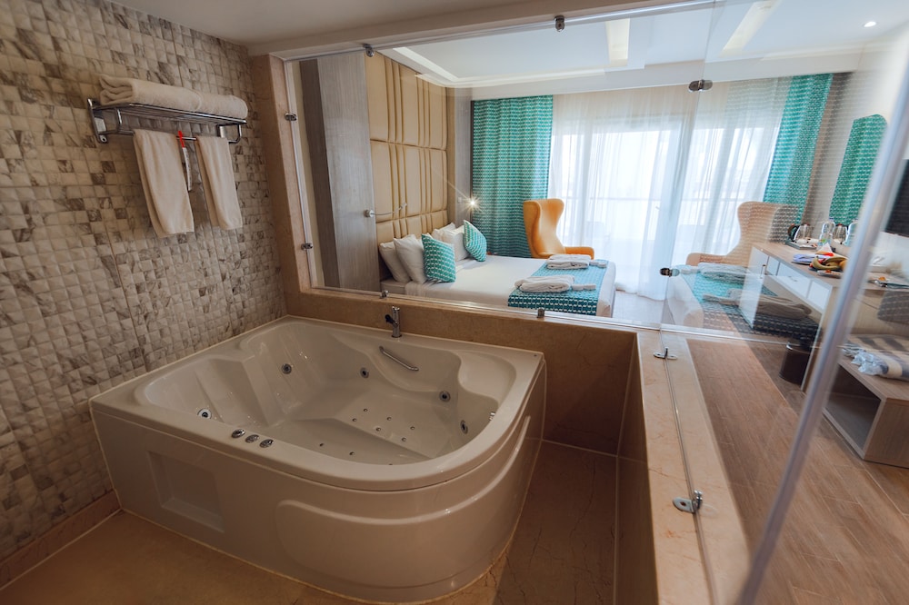 Habitación Deluxe con Jacuzzi del hotel Bellagio Beach Resort. Foto 7