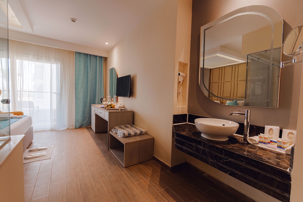 Habitación Deluxe con Jacuzzi del hotel Bellagio Beach Resort. Foto 8