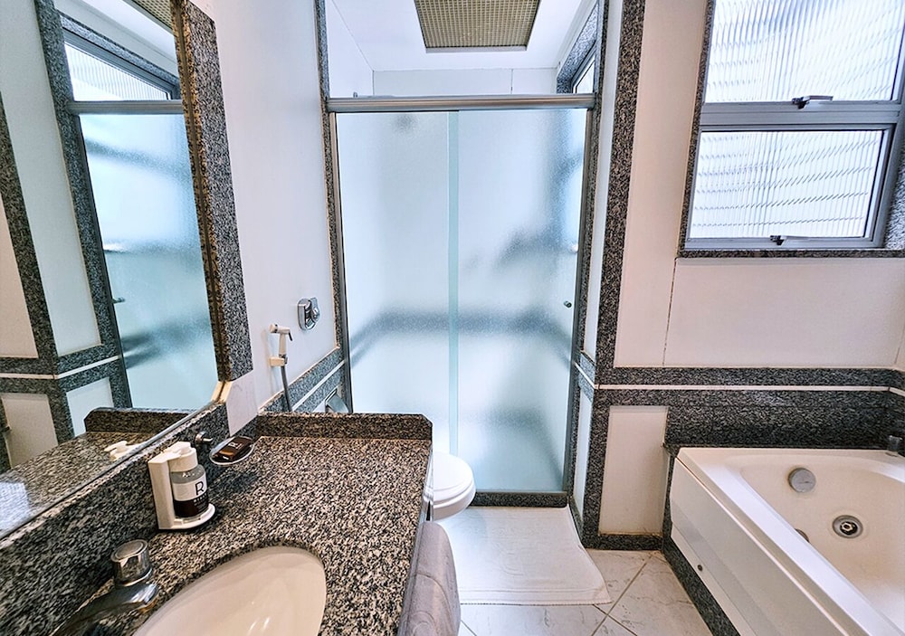 Suite, bañera de hidromasaje del hotel Riale Imperial Flamengo. Foto 5