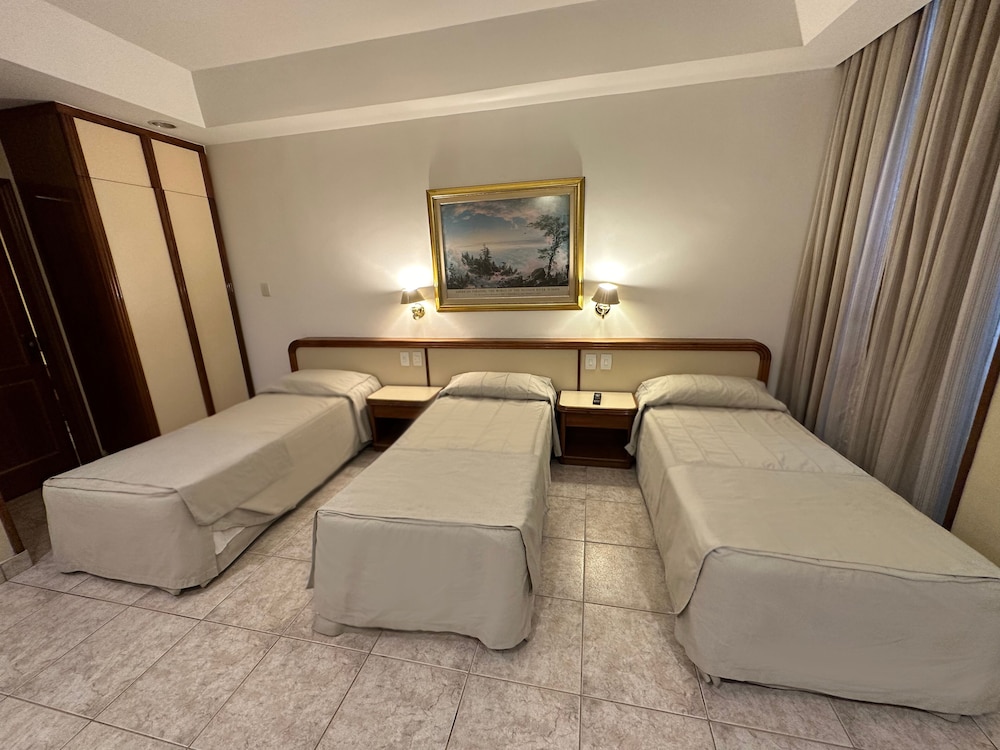 Suite, 3 camas individuales del hotel Riale Imperial Flamengo. Foto 1