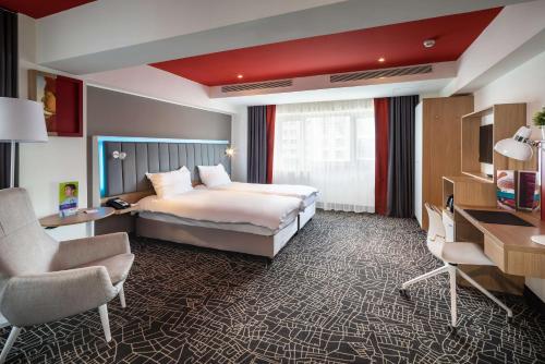 Habitación Estándar con balcón del hotel Park Inn By Radisson Bucharest and Residence. Foto 1