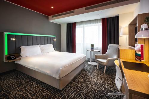Habitación Estándar con balcón del hotel Park Inn By Radisson Bucharest and Residence. Foto 4