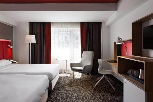 Habitación Estándar con balcón del hotel Park Inn By Radisson Bucharest and Residence. Foto 5