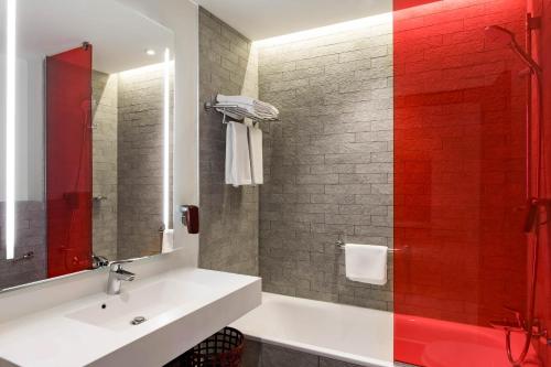 Habitación Estándar con balcón del hotel Park Inn By Radisson Bucharest and Residence. Foto 6