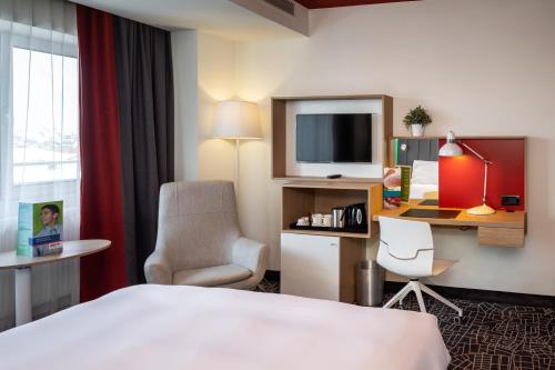 Habitación Estándar con balcón del hotel Park Inn By Radisson Bucharest and Residence. Foto 7