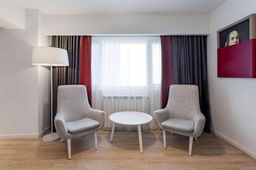 Suite Junior del hotel Park Inn By Radisson Bucharest and Residence. Foto 2