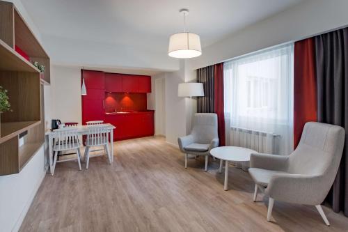 Suite Junior del hotel Park Inn By Radisson Bucharest and Residence. Foto 3