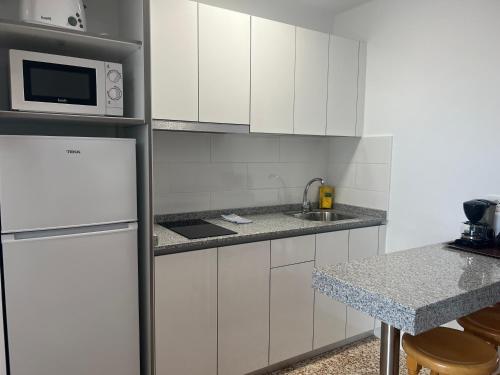 Apartamento de 1 dormitorio con vistas completas o parciales a la piscina del hotel Acuario Sol. Foto 19