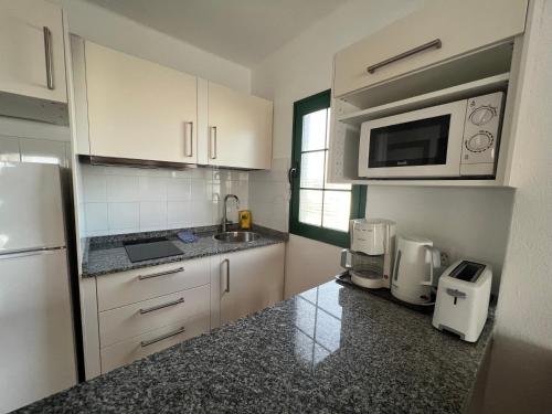 Apartamento de 1 dormitorio con vistas completas o parciales a la piscina del hotel Acuario Sol. Foto 45