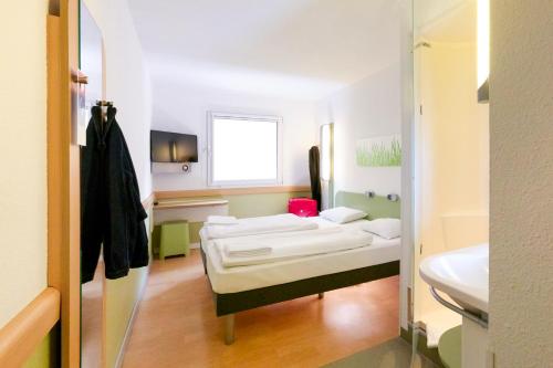 Habitación Doble - 2 camas del hotel Ibis budget Berlin Potsdamer Platz. Foto 9