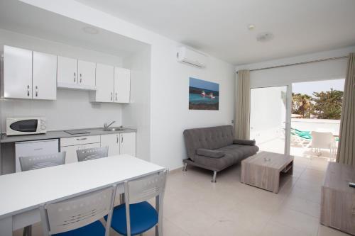 Apartamento de 1 dormitorio con vistas al mar del hotel Tao Caleta Playa. Foto 1