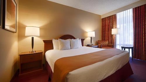 Habitación con cama extragrande y sofá cama - No fumadores del hotel West Gate Inn Nyack