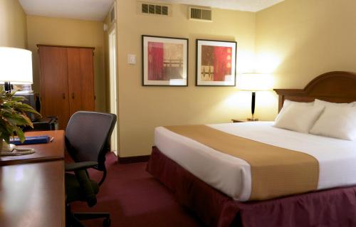 Habitación con cama extragrande y sofá cama - No fumadores del hotel West Gate Inn Nyack. Foto 2