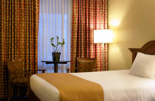 Habitación con cama extragrande y sofá cama - No fumadores del hotel West Gate Inn Nyack. Foto 3