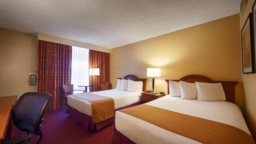 Habitación Doble con 2 camas dobles adaptada para personas de movilidad reducida - no fumadores del hotel West Gate Inn Nyack