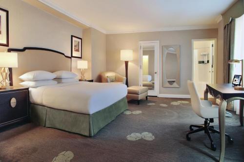 Habitación Premium con cama extragrande del hotel Palmer House A Hilton. Foto 2