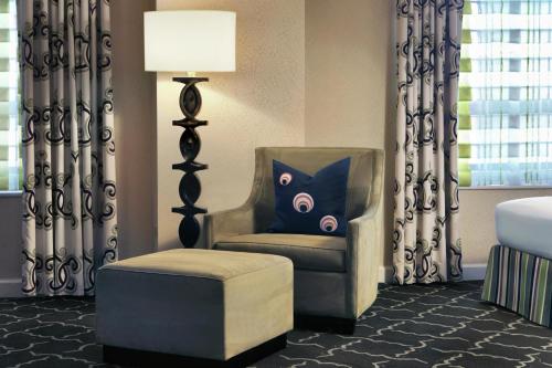 Habitación con cama extragrande y bañera - adaptada para personas de movilidad reducida del hotel Palmer House A Hilton. Foto 4