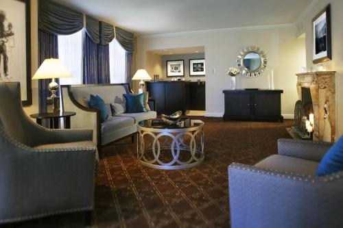 Suite de 1 dormitorio - 1 cama extragrande del hotel Palmer House A Hilton. Foto 6