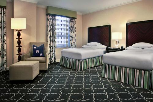 Habitación Doble con 2 camas dobles y bañera - Adaptada para personas con movilidad reducida del hotel Palmer House A Hilton. Foto 2
