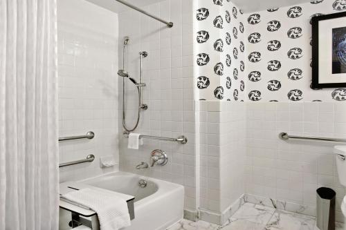 Habitación Doble con 2 camas dobles y bañera - Adaptada para personas con movilidad reducida del hotel Palmer House A Hilton. Foto 4