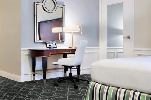 Suite con 1 dormitorio, cama extragrande y ducha accesible en silla de ruedas - Adaptada para personas con movilidad reducida del hotel Palmer House A Hilton. Foto 3
