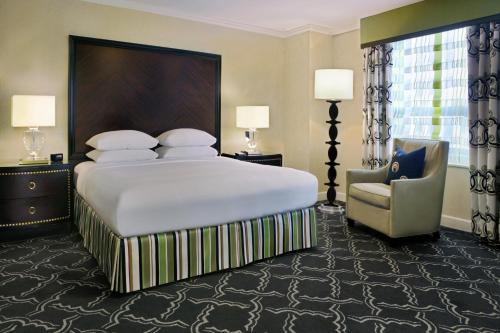 Suite con 1 dormitorio, cama extragrande y ducha accesible en silla de ruedas - Adaptada para personas con movilidad reducida del hotel Palmer House A Hilton. Foto 4