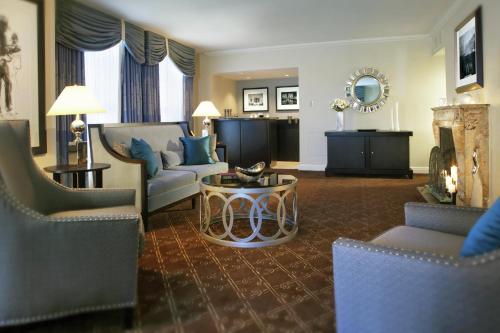 Habitación Parlor del hotel Palmer House A Hilton. Foto 1