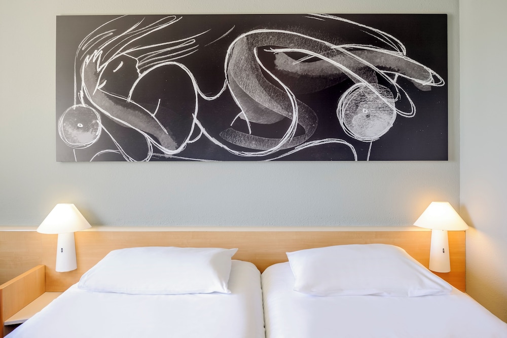 Habitación estándar con 2 camas individuales, 2 camas individuales del hotel Ibis Lyon Villefranche Sur Saone. Foto 1