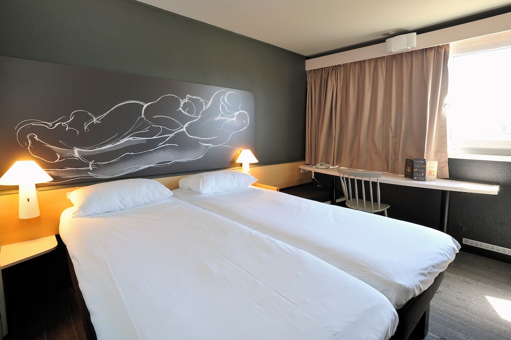 Habitación estándar con 2 camas individuales, 2 camas individuales del hotel Ibis Lyon Villefranche Sur Saone. Foto 3