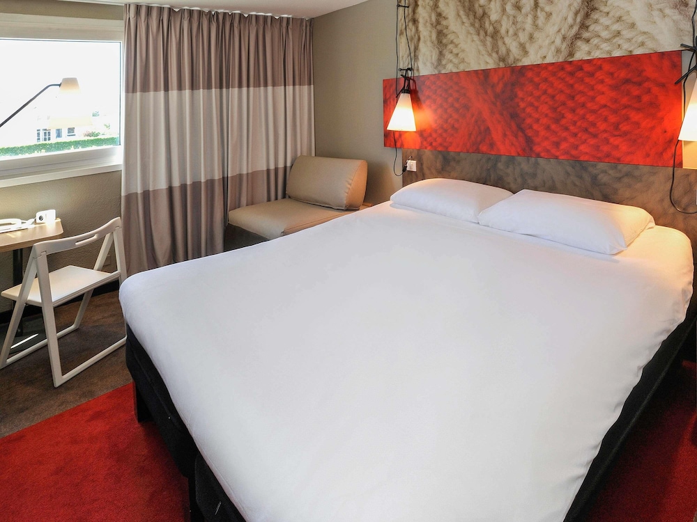 Habitación triple, varias camas del hotel Ibis Lyon Villefranche Sur Saone. Foto 1