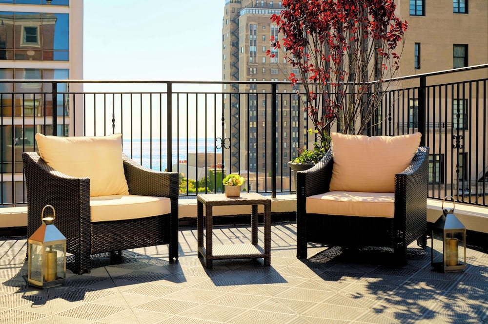 Suite Signature, terraza, vistas a la ciudad del hotel The Chicago Hotel Collection Ambassador Gold Coast. Foto 2