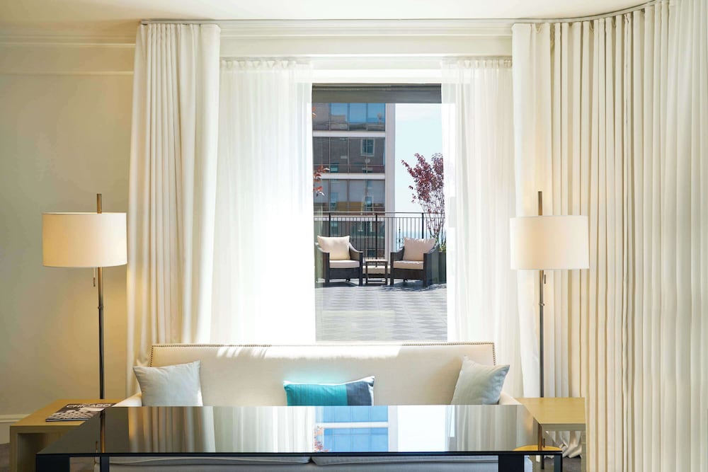 Suite Signature, terraza, vistas a la ciudad del hotel The Chicago Hotel Collection Ambassador Gold Coast. Foto 3