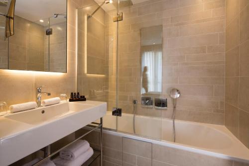 Habitación Superior con balcón del hotel Le 10 Bis. Foto 4