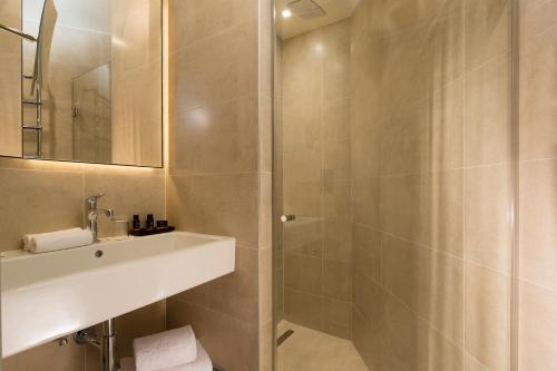 Habitación Superior con balcón del hotel Le 10 Bis. Foto 5