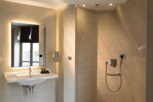 Habitación Prestige con balcón del hotel Le 10 Bis. Foto 4