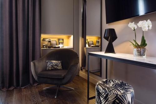 Habitación Prestige con balcón del hotel Le 10 Bis. Foto 6